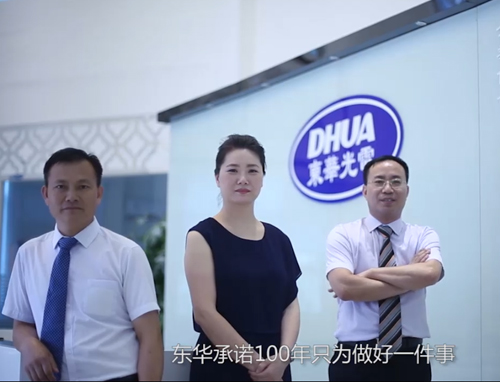 中间是胡小姐副总、左边是李先生生产经理、右边是张先生营销总监
